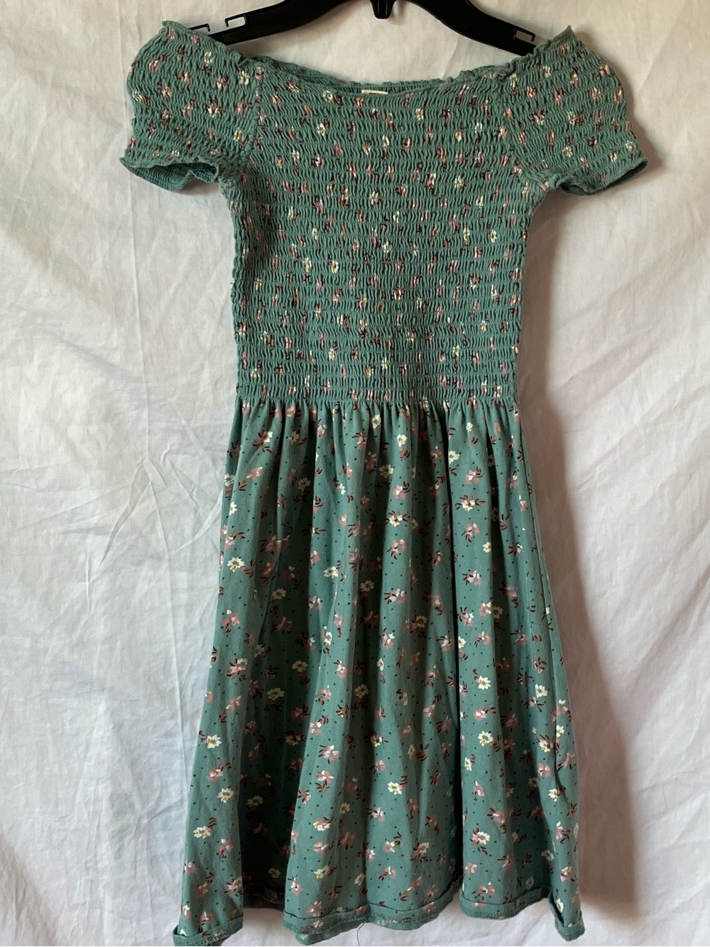 Girls Green Floral Smocked Off-Shoulder Dress size 7.